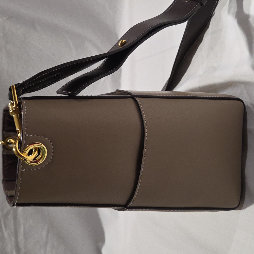 Aallyn Jordan Bucket Bag - Picture 3 of 16